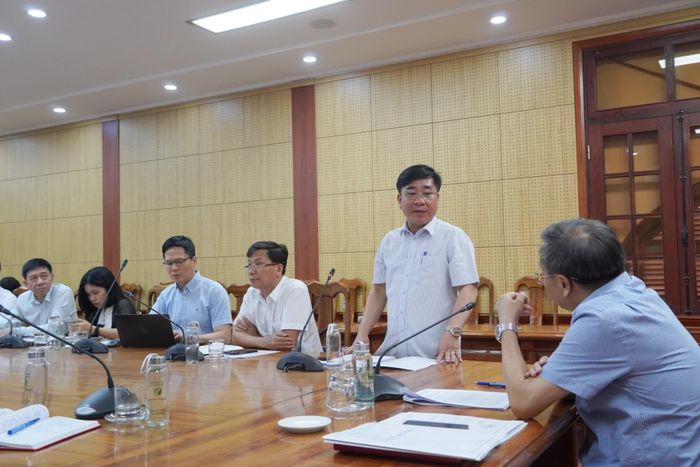 Đại diện lãnh đạo các sở, ngành, đơn vị liên quan tham gia ý kiến tại cuộc họp - Ảnh: H.L