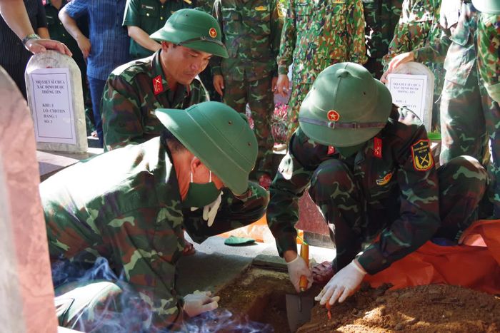 Các tổ công tác tiến hành lấy mẫu hài cốt liệt sĩ tại Nghĩa trang liệt sĩ quốc gia Trường Sơn - Ảnh: X.D