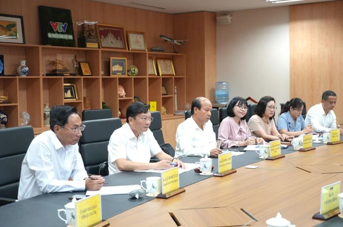 Đồng chí Lê Hồng Vinh, Chủ tịch UBND tỉnh và đại diện lãnh đạo các sở, ngành tham dự buổi làm việc - Ảnh: T.Đ