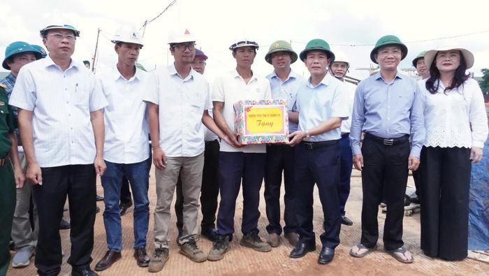 Đồng chí Nguyễn Văn Phương, Bí thư Tỉnh ủy tặng quà, động viên người lao động đang thi công tại Trường nội trú TH và THCS Hướng Phùng - Ảnh: Q.V