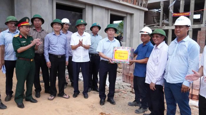 Đồng chí Nguyễn Văn Phương, Bí thư Tỉnh ủy tặng quà, động viên người lao động đang thi công tại Trường nội trú TH và THCS Đakrông - Ảnh: Q.V