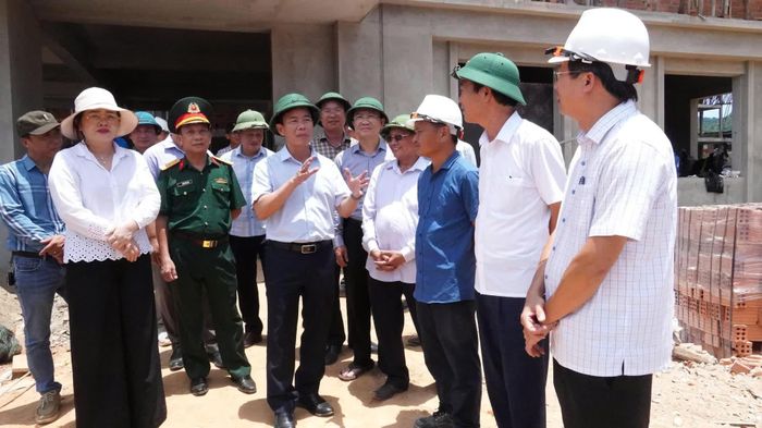 Đồng chí Nguyễn Văn Phương, Bí thư Tỉnh ủy đánh giá cao sự nỗ lực, cố gắng của các đơn vị liên quan trong triển khai thi công Trường nội trú TH và THCS Đakrông - Ảnh: Q.V