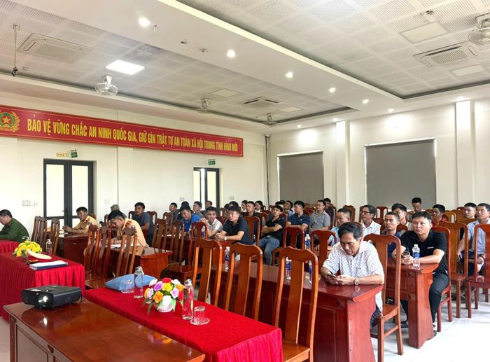 Hơn 130 doanh nghiệp, chủ phương tiện và lái xe tham gia buổi tuyên truyền - Ảnh: T.Đ