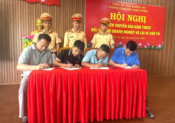 Các doanh nghiệp, chủ phương tiện và lái xe ký cam kết chấp hành pháp luật về bảo đảm trật tự, an toàn giao thông - Ảnh: T.Đ