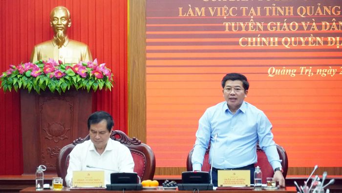 Đồng chí Trần Vũ Khiêm, Phó Bí thư Thường trực Tỉnh ủy, Trưởng đoàn đại biểu Quốc hội tỉnh phát biểu tại buổi làm việc - Ảnh: N.M