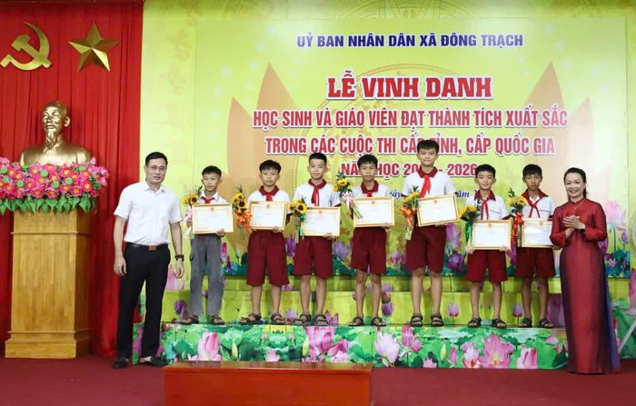 Buổi lễ vinh danh được tổ chức nhằm ghi nhận, biểu dương và động viên kịp thời những học sinh, giáo viên đạt thành tích xuất sắc trong các kỳ thi, hội thi - Ảnh: D.H
