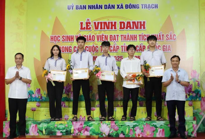 Vinh danh học sinh THPT đạt giải tại kỳ thi học sinh giỏi cấp tỉnh - Ảnh: D.H