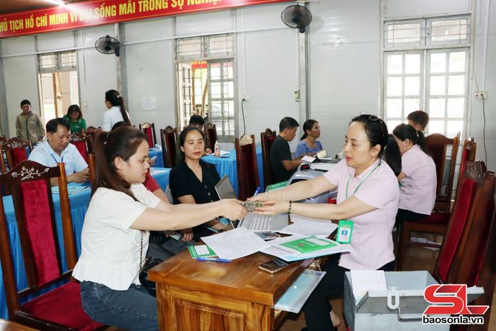 Phòng Giao dịch Ngân hàng Chính sách xã hội Phù Yên giải ngân cho các hộ vay vốn tại xã Mường Cơi.