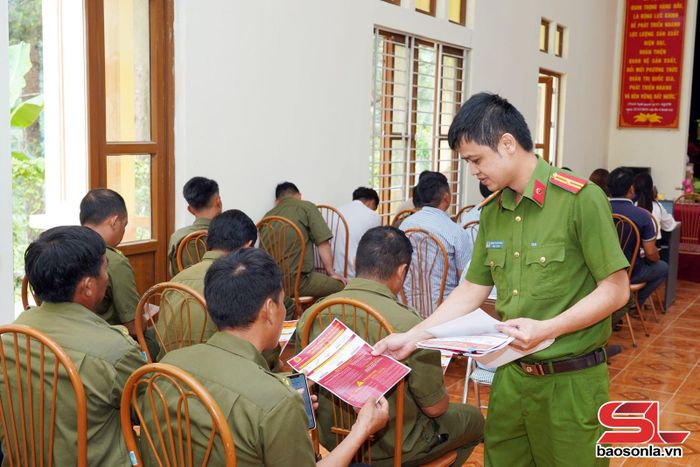 Cán bộ Công an phát tờ rơi tuyên truyền, giáo dục pháp luật tại cơ sở.
