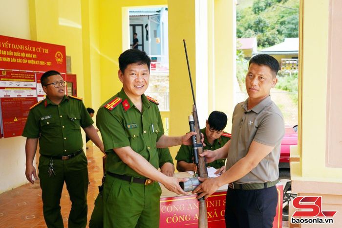Tiếp nhận vũ khí tự chế của nhân dân xã Co Mạ giao nộp.