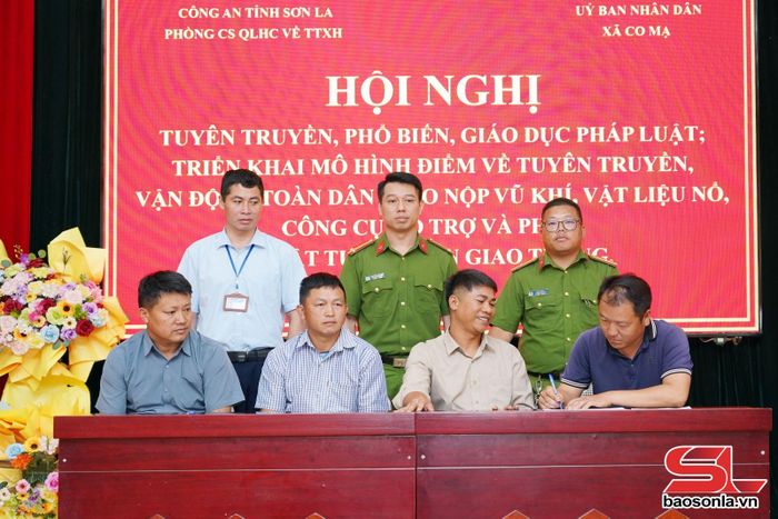 Ký giao ước thi đua vận động nhân dân xã Co Mạ giao nộp vũ khí, vật liệu nổ và công cụ hỗ trợ.