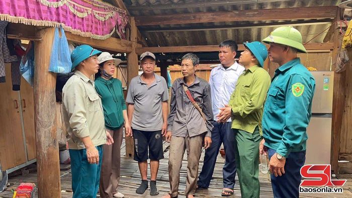 Lãnh đạo xã Pắc Ngà kiểm tra thiệt hại tại các hộ.