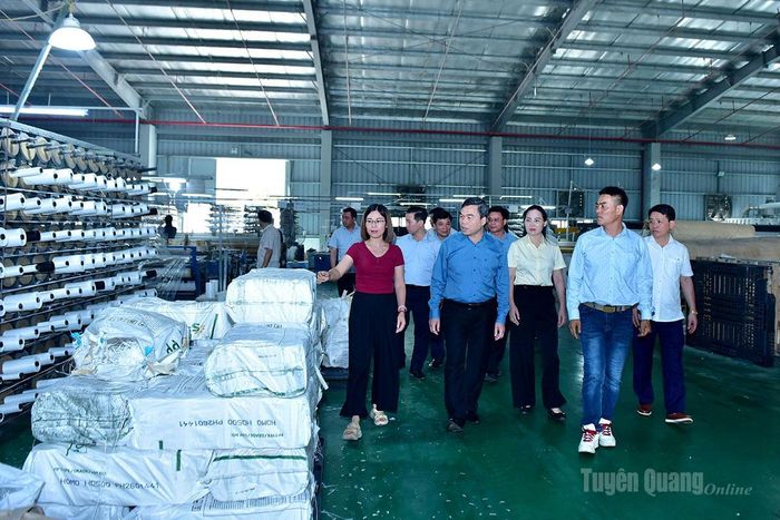 Phó Bí thư Tỉnh ủy, Chủ tịch Ủy ban MTTQ Việt Nam tỉnh Ma Thế Hồng và đoàn công tác tham quan, nắm tình hình hoạt động của Công ty sản xuất bao bì Sunglim Vina, tại thôn Bình Man, xã Sơn Thủy.