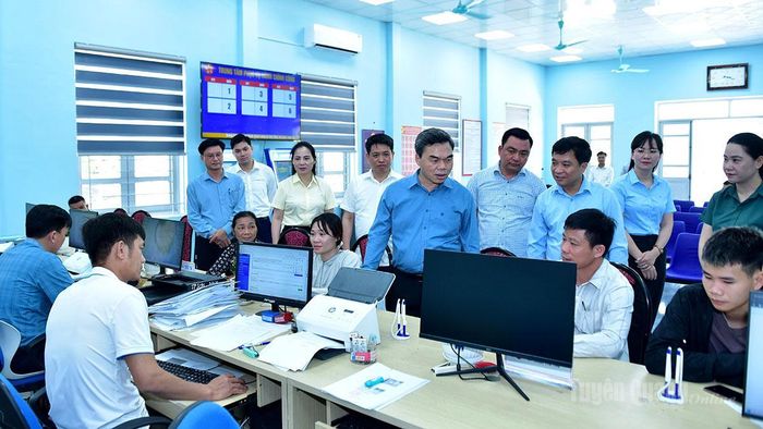 Phó Bí thư Tỉnh ủy, Chủ tịch Ủy ban MTTQ Việt Nam tỉnh Ma Thế Hồng và đoàn công tác tham quan, nắm tình hình hoạt động của Trung tâm phục vụ hành chính công xã Sơn Thủy.
