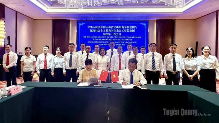Lãnh đạo 2 bên ký biên bản hợp tác phát triển trong thời gian tới.