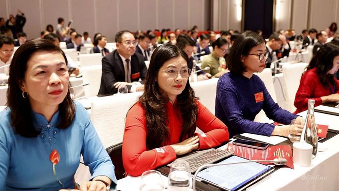 Các đồng chí: Phạm Thị Minh Xuân, Ủy viên Ban Thường vụ Tỉnh ủy, Phó Chủ tịch Hội đồng nhân dân tỉnh; Vương Ngọc Hà, Ủy viên Ban Thường vụ Tỉnh ủy, Phó Chủ tịch UBND tỉnh và đại biểu dự hội nghị tại điểm cầu chính.