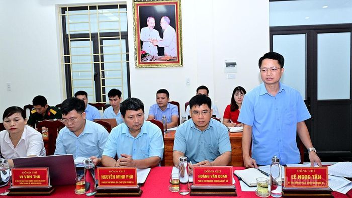 Lãnh đạo xã Tri Phú báo cáo với Đoàn kiểm tra, giám sát số 285.