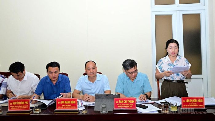 Lãnh đạo xã Kiên Đài báo cáo với Đoàn kiểm tra, giám sát số 285.