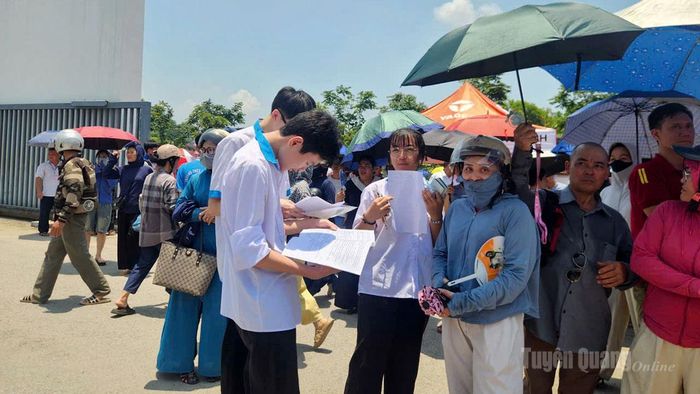 Thí sinh trao đổi sau khi hoàn thành bài thi.