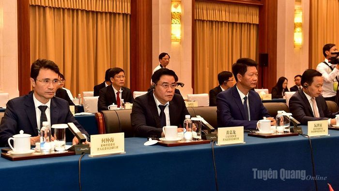 Đồng chí Hoàng Gia Long, Ủy viên Ban Thường vụ Tỉnh ủy, Phó Chủ tịch UBND tỉnh và các đại biểu tại buổi hội kiến.