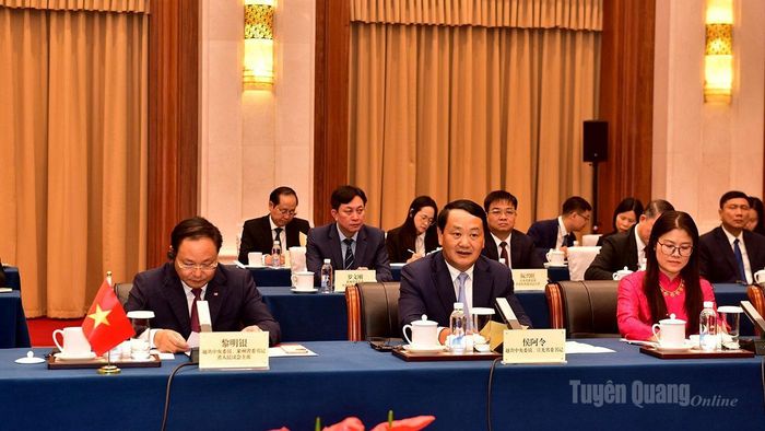 Đồng chí Bí thư Tỉnh ủy Hầu A Lềnh phát biểu tại buổi hội kiến.