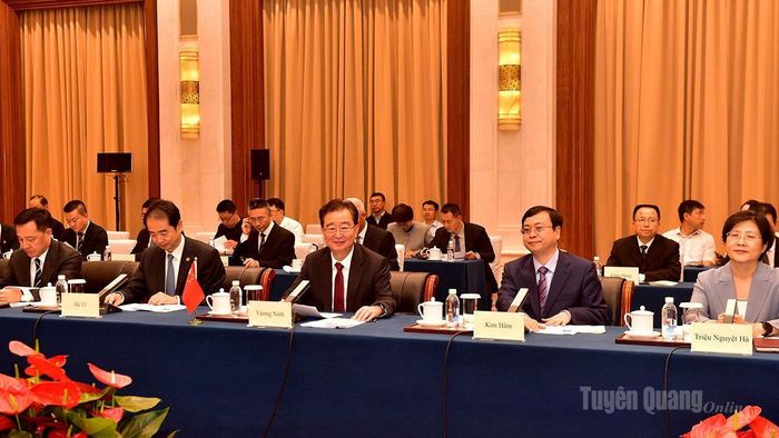 Bí thư Tỉnh ủy Vân Nam Vương Ninh bày tỏ niềm vui mừng được đón tiếp đoàn đại biểu các tỉnh của Việt Nam.