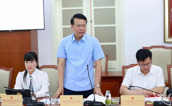 Đồng chí Phó Chủ tịch UBND tỉnh Thái Nguyên Dương Văn Lượng báo cáo tại Hội nghị.