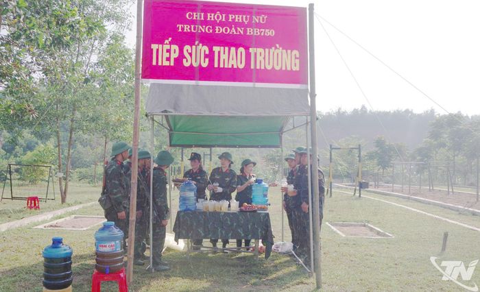 Chi hội Phụ nữ Trung đoàn 750 đến thao trường tiếp nước và động viên bộ đội.