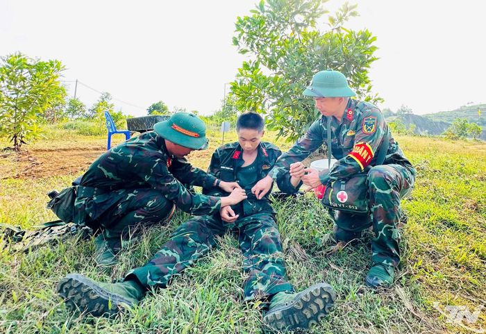 Lực lượng Quân y Trung đoàn 832 luôn có mặt tại thao trường để kịp thời xử lý các tình huống say nắng, say nóng cho bộ đội.