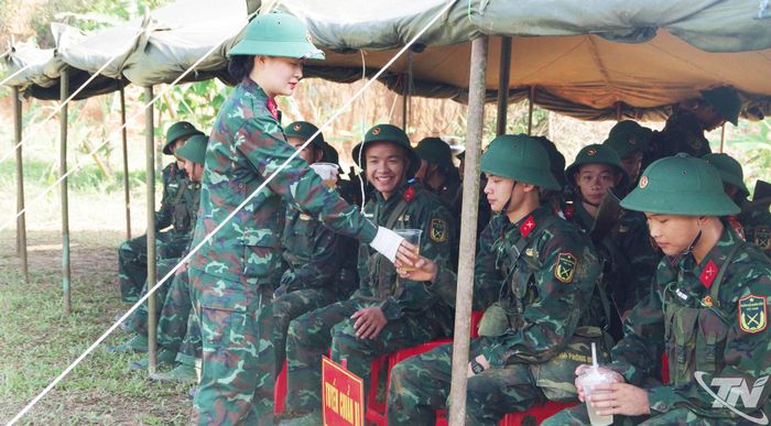 Hội viên Chi hội Phụ nữ Trung đoàn 750 nêu cao tinh thần trách nhiệm, sẻ chia, động viên chiến sĩ mới trong 3 ngày kiểm tra “3 tiếng nổ”.