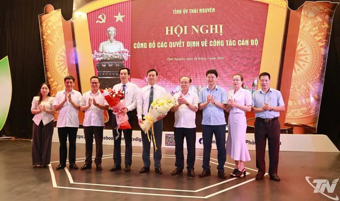 Ban Giám đốc Báo và Phát thanh, Truyền hình Thái Nguyên chúc mừng các đồng chí được điều động, bổ nhiệm.