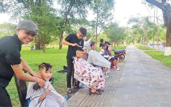 Các bạn trẻ tâm huyết với chương trình "Cắt tóc đổi nụ cười"