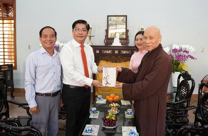 Phó Bí thư Thành ủy, Chủ tịch Ủy ban MTTQ Việt Nam thành phố Nguyễn Chí Tài tặng quà chúc mừng đến Hòa thượng Thích Giác Quang 