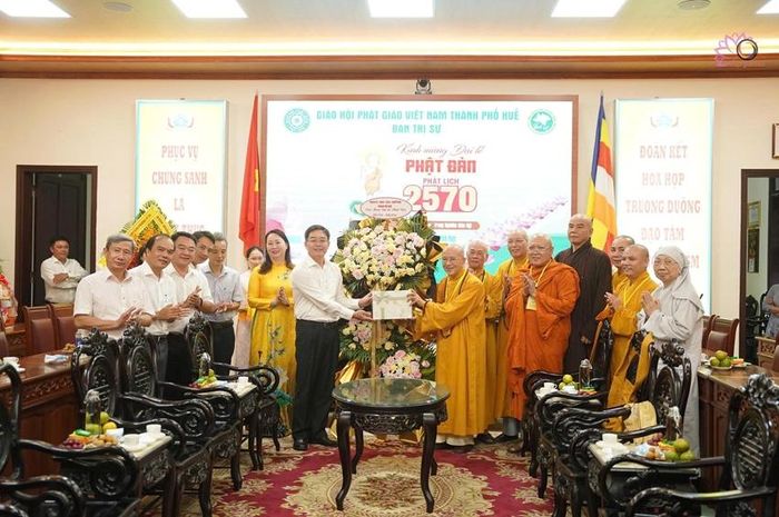Bí thư Thành ủy Nguyễn Đình Trung và đoàn lãnh đạo thành phố tặng hoa chúc mừng Đại lễ Phật đản Phật lịch 2570 