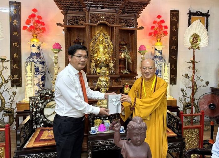  Phó Bí thư Thành ủy, Chủ tịch Ủy ban MTTQ Việt Nam thành phố Nguyễn Chí Tài tặng quà chúc mừng đến Hòa thượng Thích Khế Chơn 