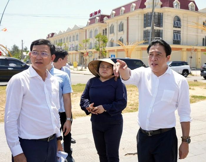 Chủ tịch UBND thành phố Nguyễn Khắc Toàn khảo sát tiềm năng du lịch tại làng chài An Cư Đông (xã Chân Mây - Lăng Cô) 