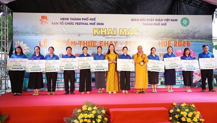 Toàn bộ kinh phí khoảng 440 triệu đồng từ tài trợ và sự đóng góp của thực khách tại chương trình được trao hỗ trợ sinh kế cho thanh niên các xã, phường 