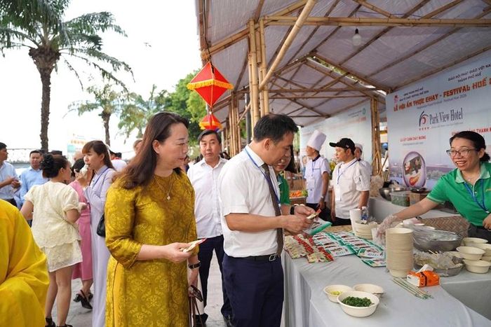 Lãnh đạo thành phố tham quan các gian ẩm thực chay 
