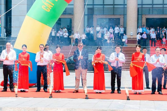 Các đại biểu thực hiện nghi thức cắt băng xuất hành vải thiều vào hệ thống phân phối năm 2026