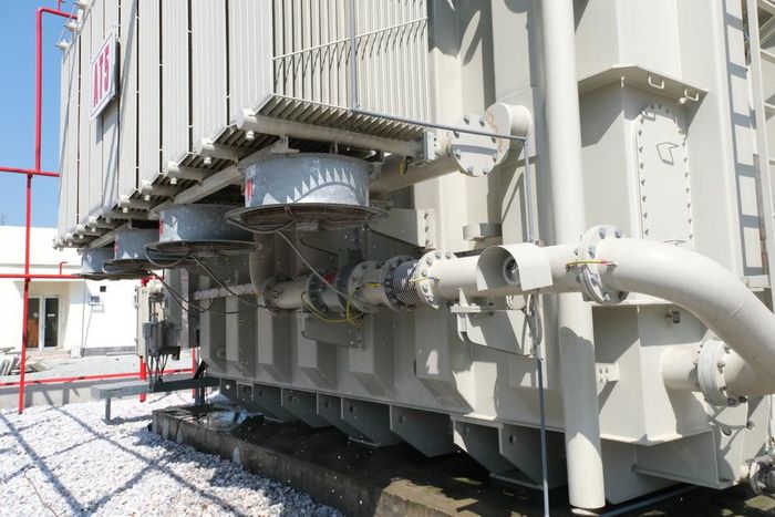 Liên tục phun nước làm mát MBA AT5, TBA 500kV Vĩnh Yên thuộc TTĐ Tây Bắc 1