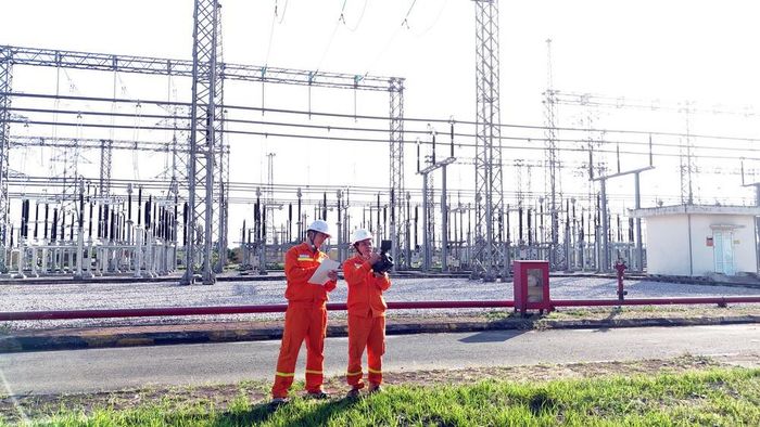 Lực lượng vận hành TBA 500kV Tây Hà Nội, liên tục soi phát nhiệt theo dõi thiết bị đấu nối ngoài trời