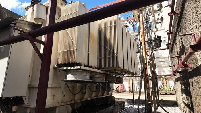Liên tục phun nước làm mát MBA T1 tại TBA 220kV Thành Công