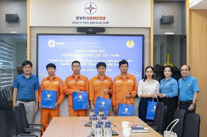 Công đoàn Điện lực Việt Nam trao quà cho NLĐ tại Công ty Thủy điện Buôn Kuốp nhân dịp Tháng Công nhân.
