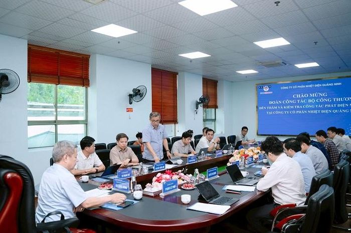 Tổng Giám đốc Công ty Cổ phần Nhiệt điện Quảng Ninh - ông Nguyễn Việt Dũng báo cáo tại buổi làm việc - ảnh Ng. Tuấn