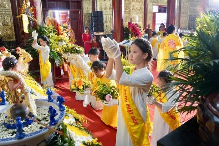 Phật tử dâng hoa cúng dường