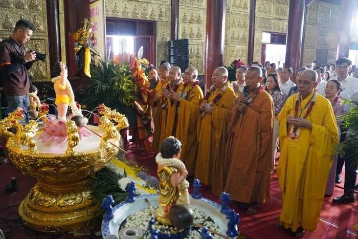 Chư tôn đức niêm hương Tam bảo