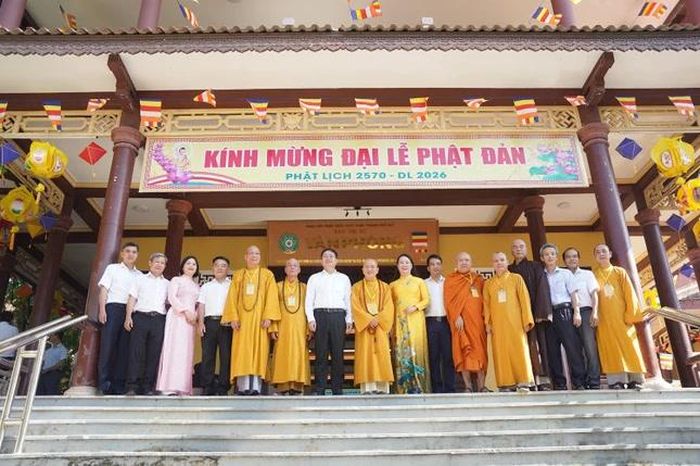 Phái đoàn chụp hình lưu niệm