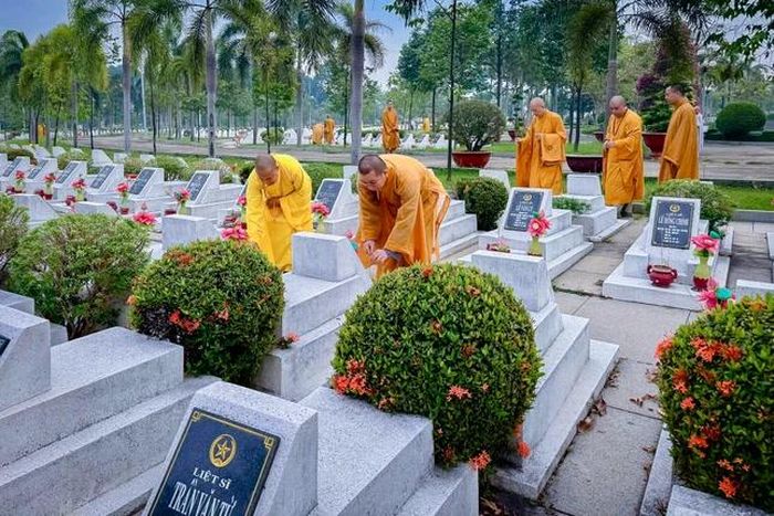 Thắp hương tri ân anh hùng liệt sĩ