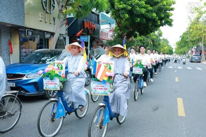 Đoàn diễu hành xe hoa bắt đầu từ chùa Vạn Phước