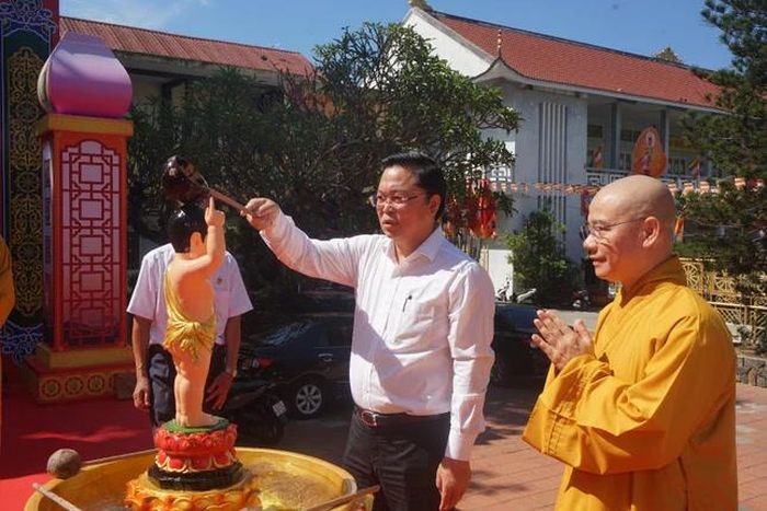 Ông Lê Ngọc Quang thực hiện nghi thức Tắm Phật